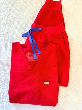 FIGS Classic V-Neck Scrub Set winning red